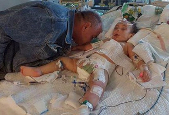 엄마에게 학대 당해 눈 감는 딸에 마지막 키스하는 아빠