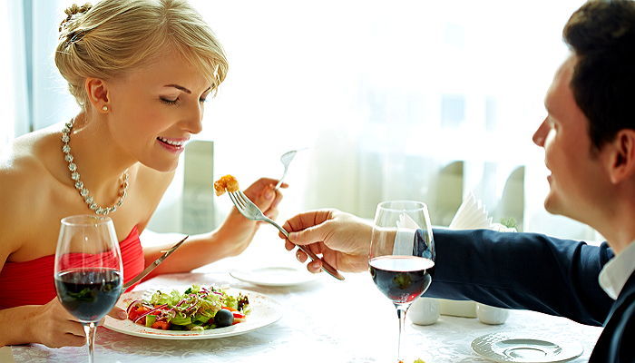 좋아하는 이성 앞에서 여성은 샐러드, 남성은 비싼 음식을 주문한다 (연구)