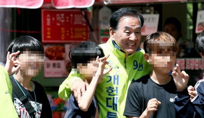 이재오 유세현장서 ‘일베 손가락’하고 사진찍은 초등학생들