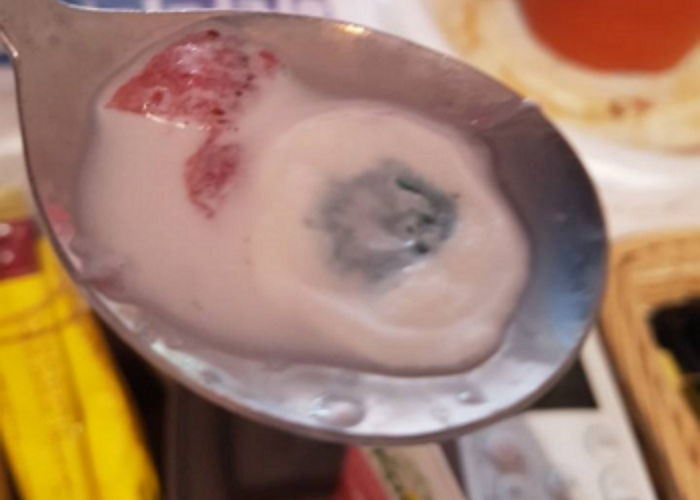 ‘곰팡이 우유’ 제보한 소비자에게 기사 내리라고 항의한 파리바게뜨