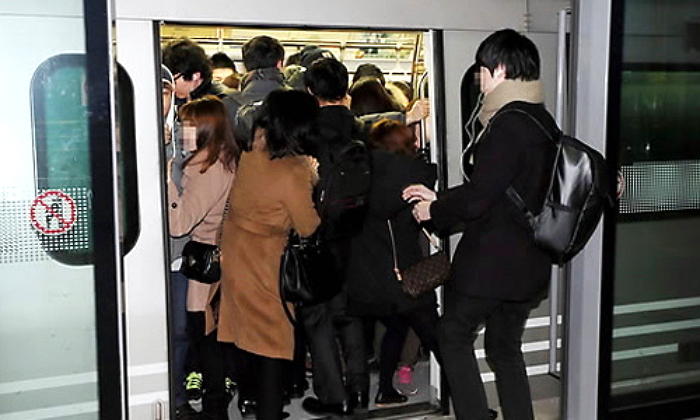 앉아서 가는건 꿈도 꿀수 없는 악명 높은 ‘지옥철 역’ 9