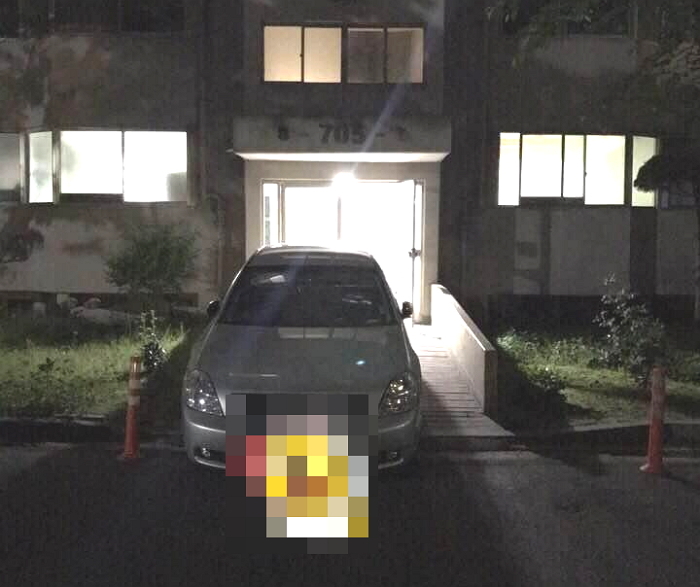 “아파트 입구에 주차한 차량 때문에 휠체어가 못 나갔어요”