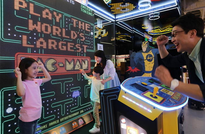 ‘가성비 甲’ 이마트, 대형마트 안에 오락실 설치했다