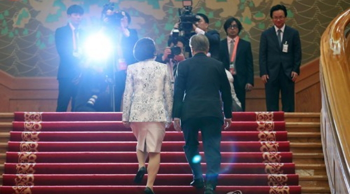 나란히 청와대 계단 오르는 문재인 대통령 부부 (영상)