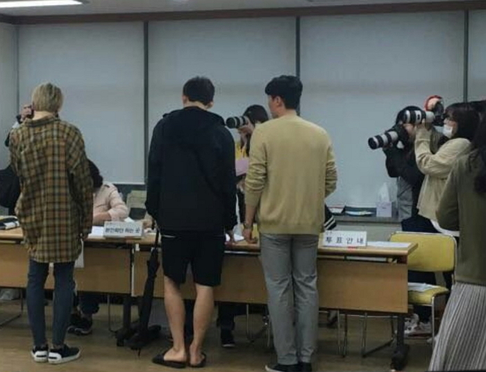 투표소까지 ‘대포카메라’ 들고 쫓아온 아이돌
 팬들