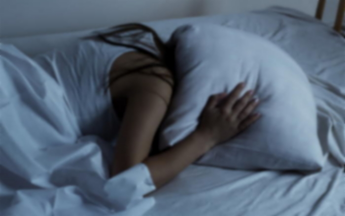 “눈을 떠보니 친오빠가 제 가슴을 만지고 있었어요”