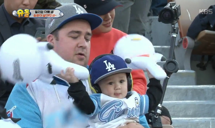 아빠와 야구장 놀러가 생애 첫 ‘치느님’ 영접한 윌리엄 (영상)