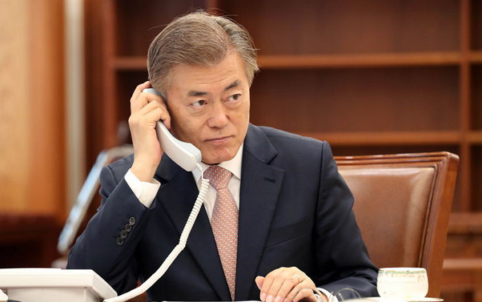 세월호 기간제교사 가족에게 직접 전화 걸어 위로한 문재인 대통령