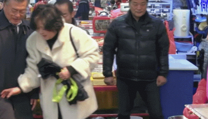 ‘멍게’ 사려는 아내에게 밀린 뒤 장바구니 들어주는 ‘사랑꾼’ 문재인