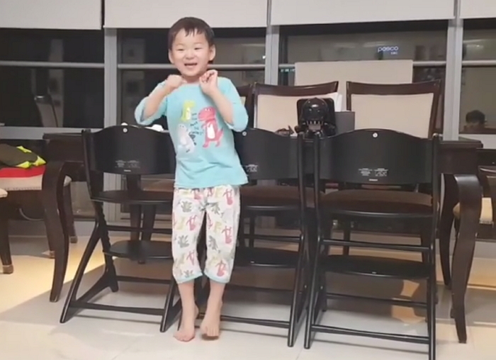 부쩍 큰 키로 ‘롱다리’ 뽐내며 피카츄 노래 부르는 민국이 (영상)