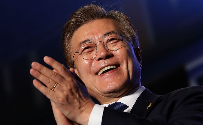 35년간 담배 피우던 문재인 대통령이 하루 만에 금연하게 된 이유