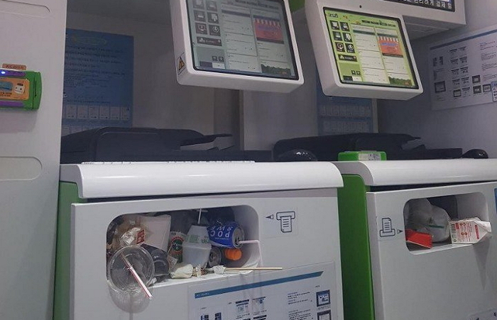“바로 옆에 휴지통 있는데”···‘쓰레기통’으로 전락한 서울역 무인복합기