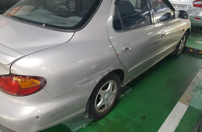 차에 커다란 ‘스크래치’ 남긴 아주머니 그냥 보낸 ‘차주’