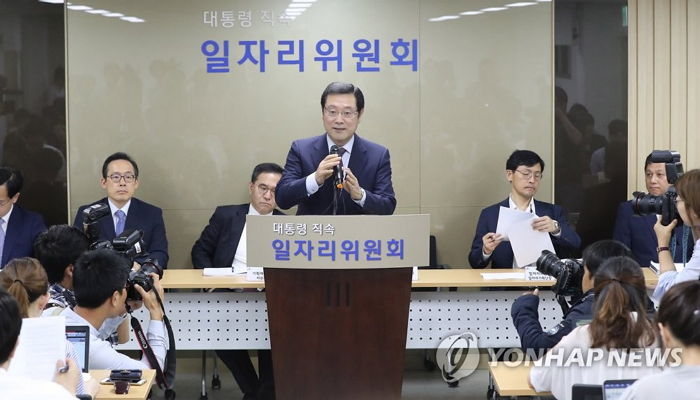 문 대통령 직속 일자리위원회 “비정규직 많은 대기업에 ‘부담금’ 물린다”