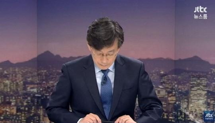 고개 숙여 사과했지만 알맹이 빠져 태도 논란 일어난 손석희