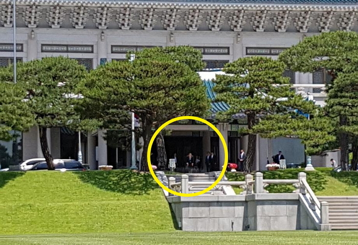 청와대 견학 온 관람객들 향해 ‘폴더 인사’한 文대통령