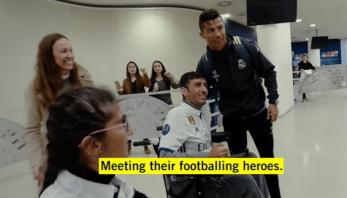 자신 기다리는 시리아 난민과 사진 찍고 사인해준 호날두 (영상)