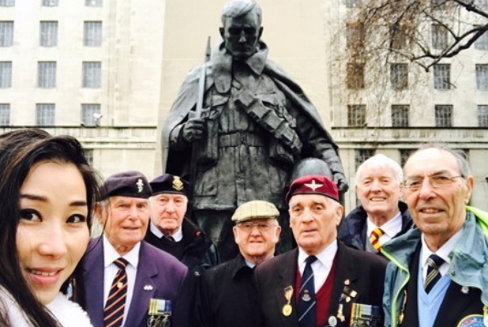 전세계 25개국 돌며 ‘한국전 참전용사’에게 ‘큰 절’ 올린 여성 (영상)