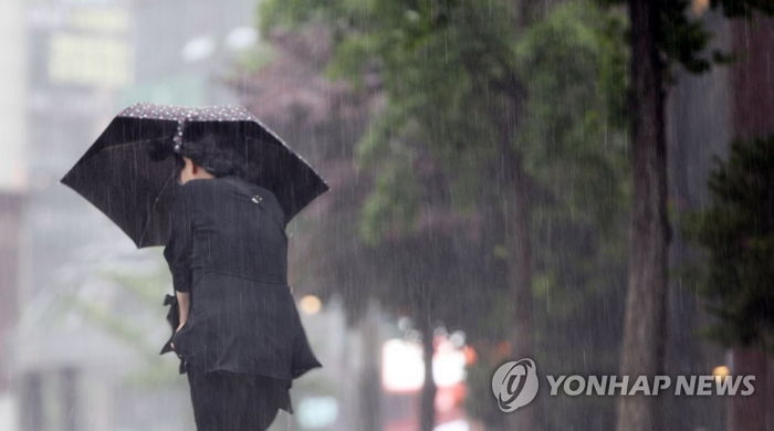 “오늘도 ‘우산’ 챙기세요”…전국 곳곳 빗방울·강한 바람
