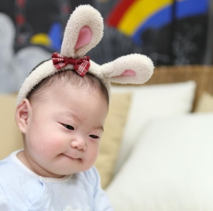 ‘토끼 머리띠’하고 치명적인 귀여움 뽐낸 만세의 200일 사진
