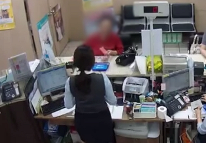 기지 발휘해 80대 할머니 ‘전 재산’ 4천만원 지켜낸 은행원