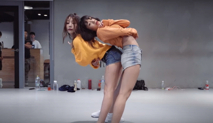 수란 노래에 맞춰 춤추는 ‘섹시미 폭발’ 여성 댄서 (영상)