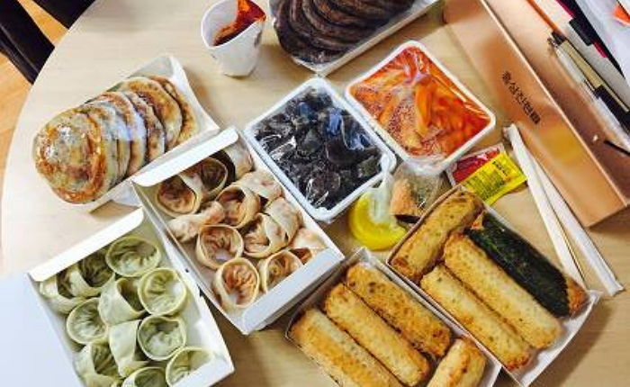 고생한 알바생 위해 퇴근길마다 음식 챙겨주는 분식집 사장님