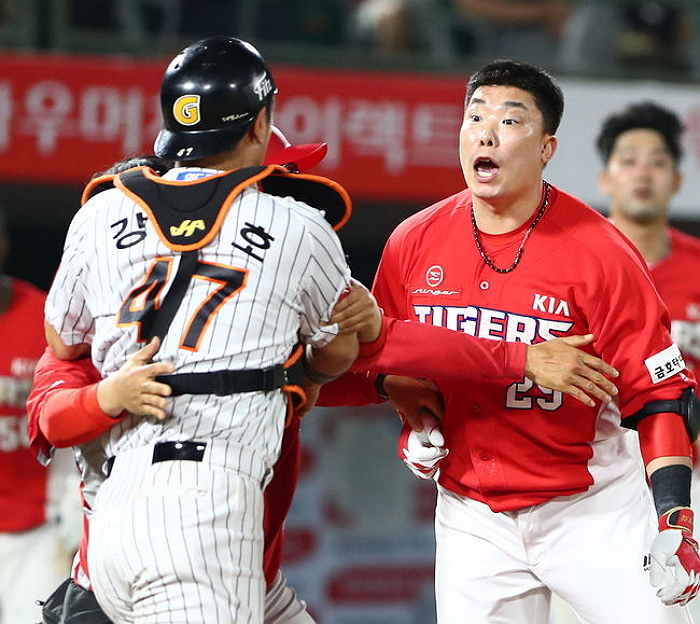 ‘강민호vs나지완’…롯데-KIA 경기서 나온 ‘벤치 클리어링’