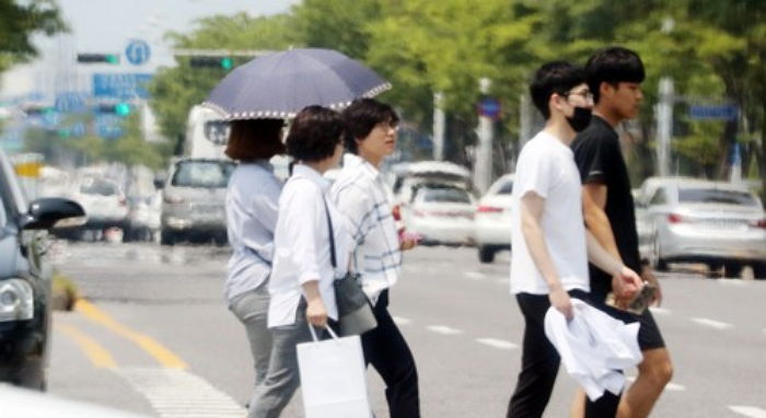 “어제보다 더 뜨겁다”…서울 낮 최고 ‘32도’ 땡볕 더위 계속