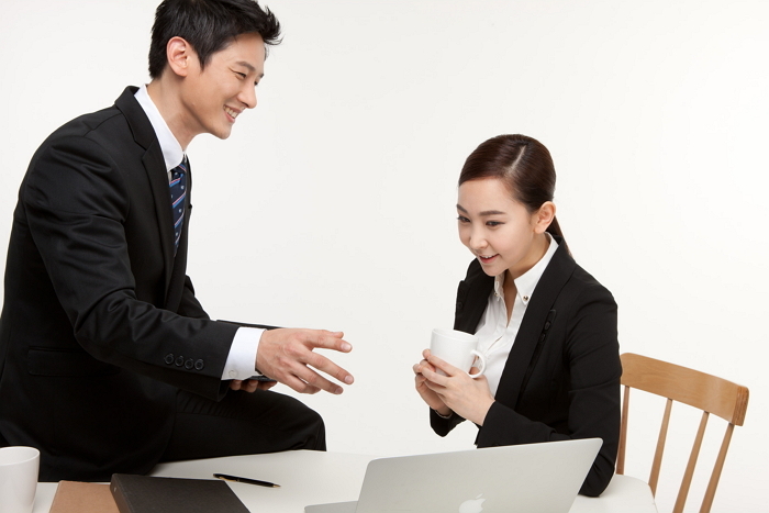 “회사 여직원을 필요 이상으로 챙기는 남편, 제가 이상한가요?”