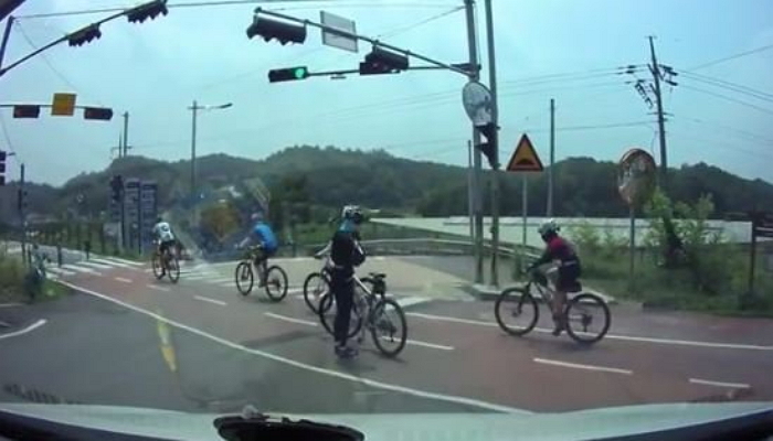 파란불인데 차량 막아서고 도로 질주한 ‘자전거 동호회’ 회원들 (영상)