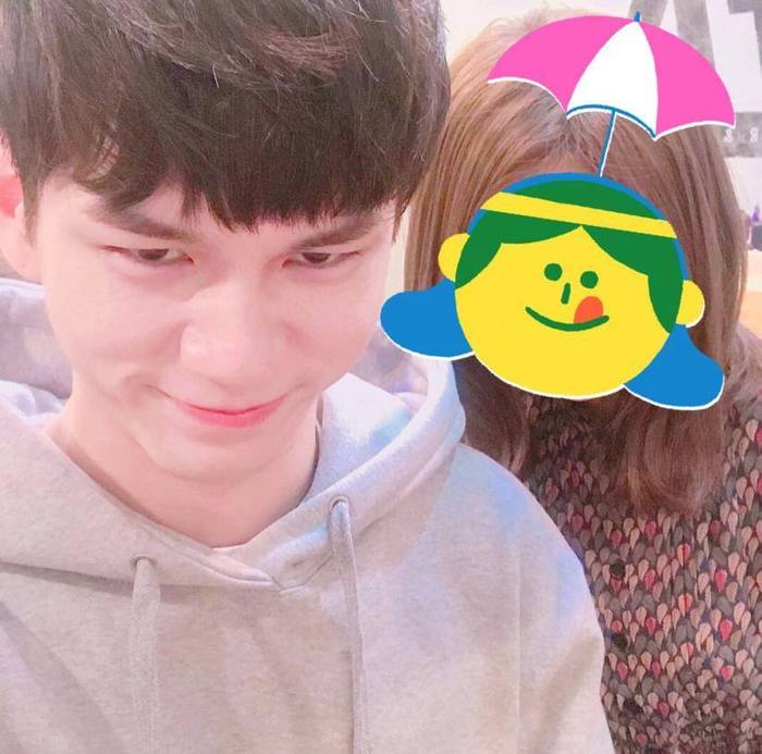 女 스태프와 사진 찍을 때마다 ‘엽기 표정’ 짓는 옹성우