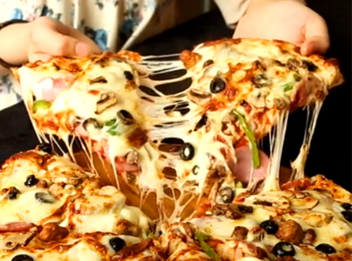 치즈가 줄줄 흐르는 도미노 ‘슈퍼디럭스’ 단돈 ‘만천백원’