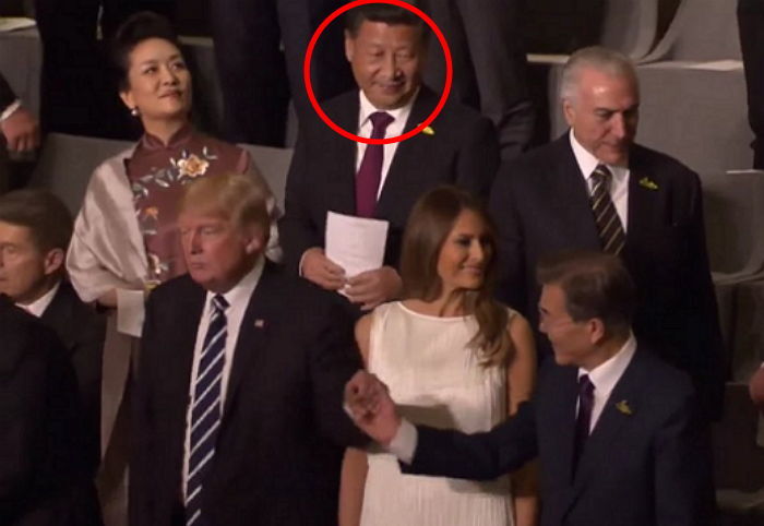 시진핑 다가오자 슬그머니 문재인 대통령 손잡는 트럼프 (영상)