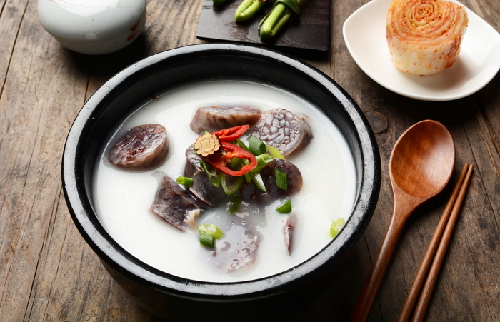 식사 중인 테이블 치우다 항의 듣자 “부모도 없냐”며 따진 종업원