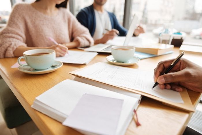“카페서 ‘양념치킨’을 먹는 손님과 사장은 한패였다”