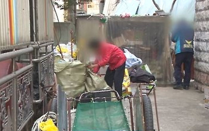 ‘35도 폭염’ 속 폐지 줍던 70대 할머니 도로 위에 쓰러져 숨져