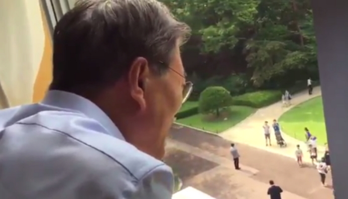 무더위 속 청와대 찾은 시민들 향해 손 흔들어주는 문재인 대통령 (영상)