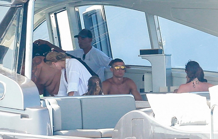 여친과 보트서 휴가 즐기던 중 무장 경찰에 조사 받은 호날두