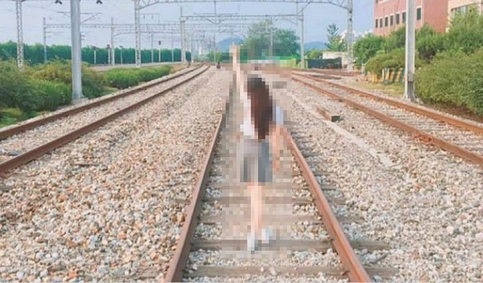 철도에서 ‘손가락 V’포즈로 사진 찍은 여학생이 받은 문자