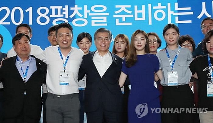 2년 전과 달리 문재인 대통령과 다정히 어깨동무한 김연아