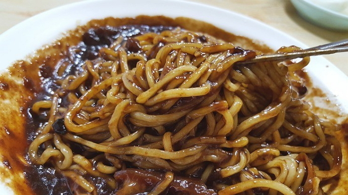 짜장면 한 그릇에 단돈 ‘2,500원’ 받는 ‘착한’ 중국집