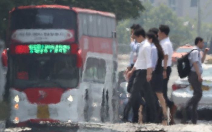 내일(5일)도 ‘살인 더위’ 계속···“최고 37도니 실내서 노세요”