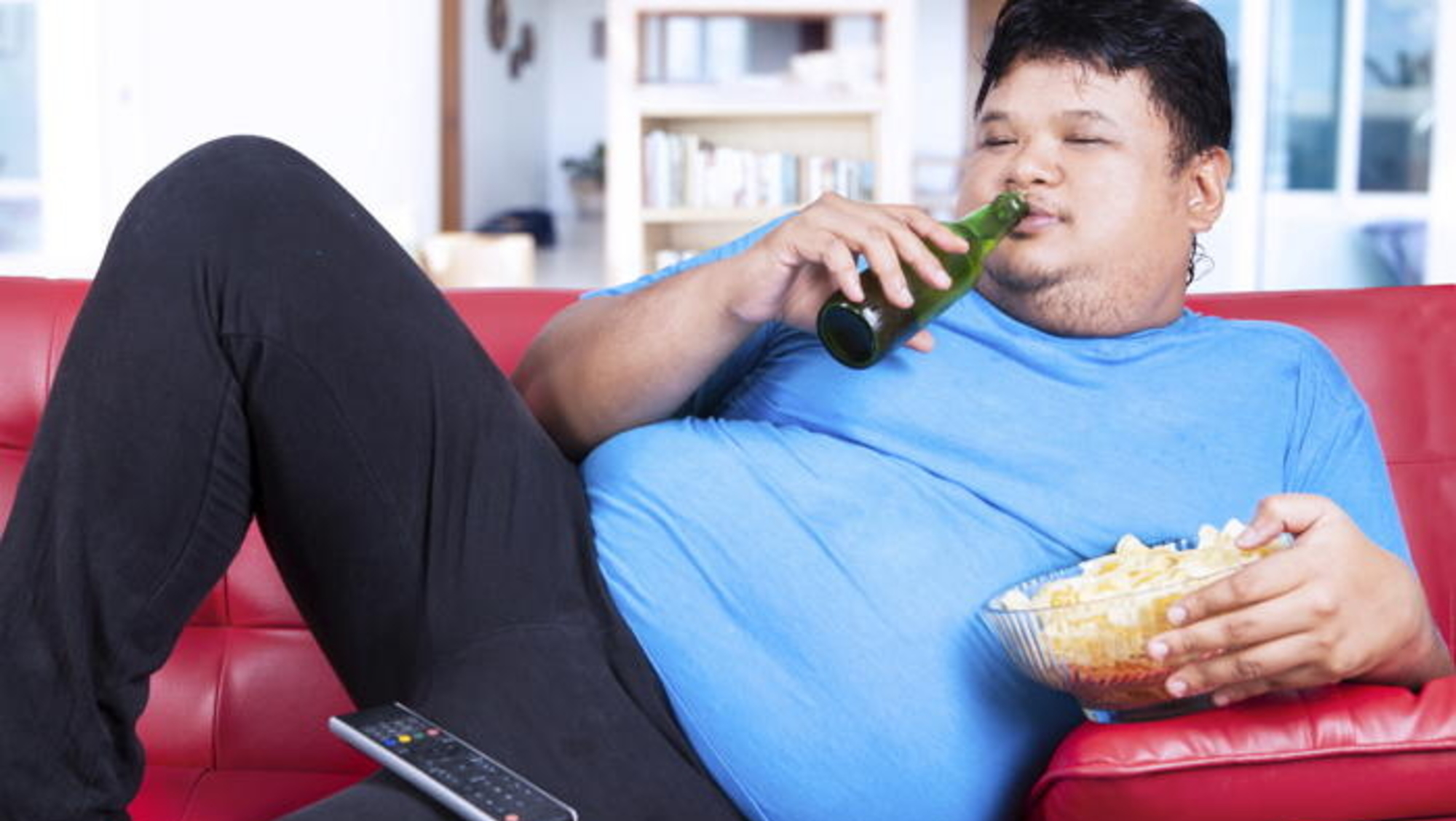 Ешь и толстым становишься. Жирный человек на диване. Толстый ленивый человек. Ленивый толстый мужчина. Толстый мужчина на диване.