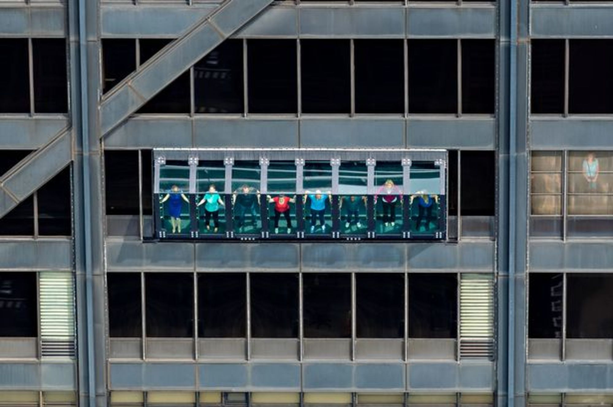 Would you dare? Tourists dangle 1000ft over Chicago streets on ...