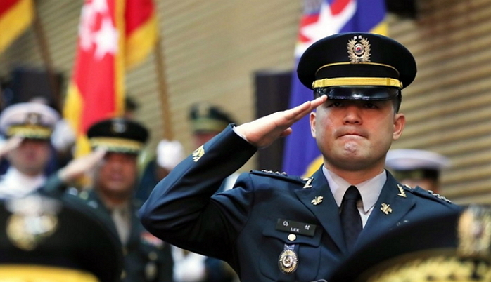 42년 군복무 마친 ‘참군인’ 이순진 합참의장을 향한 아들의 마지막 경례