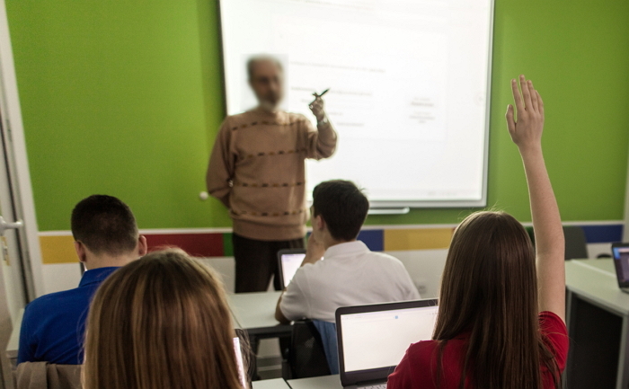 “아들 진학상담 해준다”며 학부모들과 부적절 관계 맺은 교사