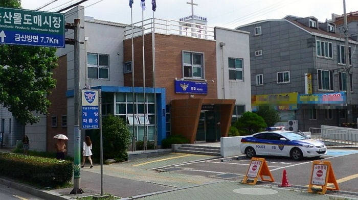 선뜻 돈빌려준 경찰에 고마움 전하려 2만원과 박카스 몰래 두고간 여학생