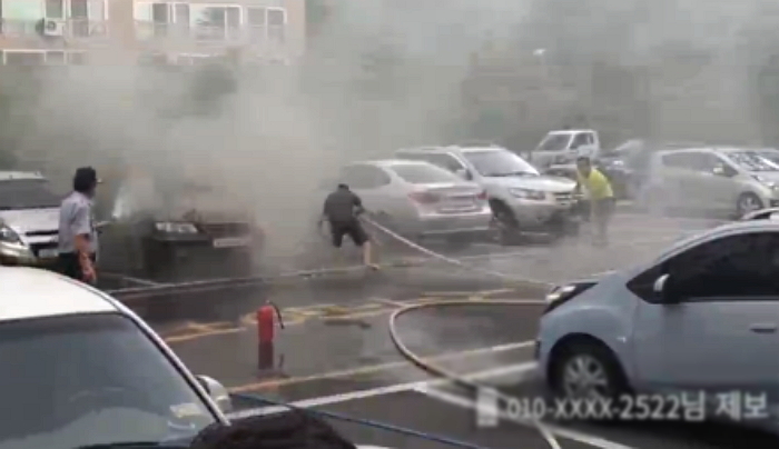 ‘폭발’하는 자동차에 위험 무릅쓰고 화재 진압한 아파트 주민들