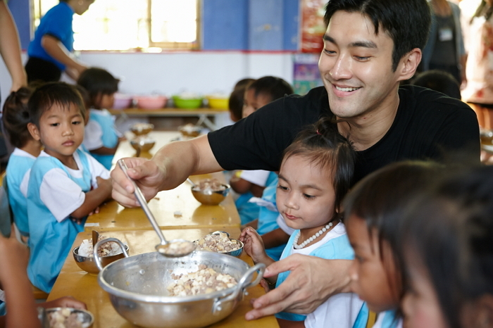 전역 후 유니세프와 ‘베트남 빈곤 지역’으로 봉사활동 간 최시원